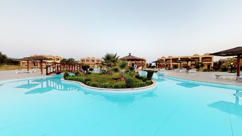 Imagen de la piscina del Hotel Wadi Lahmy Azur Resort. Foto 12