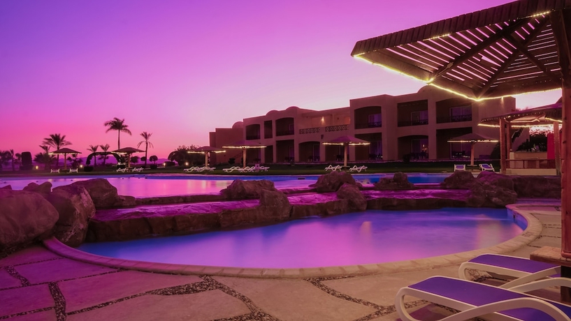 Imagen de la piscina del Hotel Wadi Lahmy Azur Resort. Foto 14