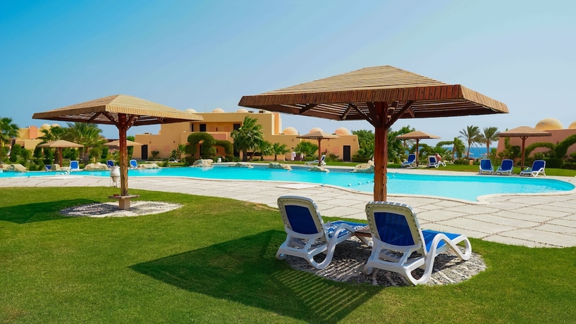 Imagen de la piscina del Hotel Wadi Lahmy Azur Resort. Foto 16