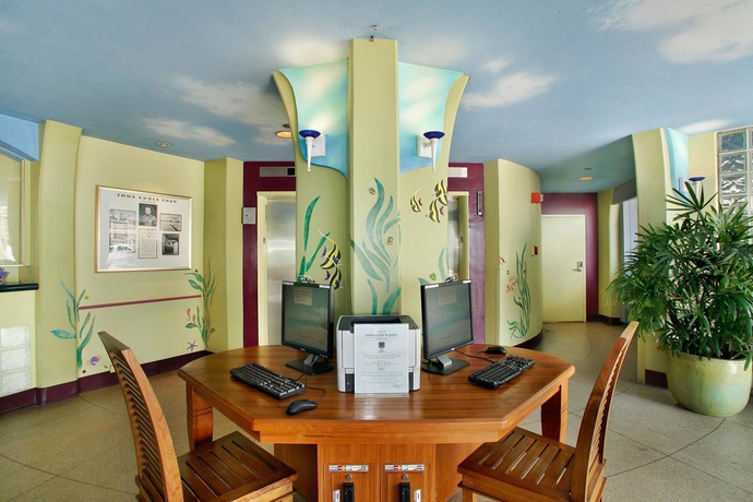 Imagen de los interiores del Hotel Waikiki Circle by Castle. Foto 11