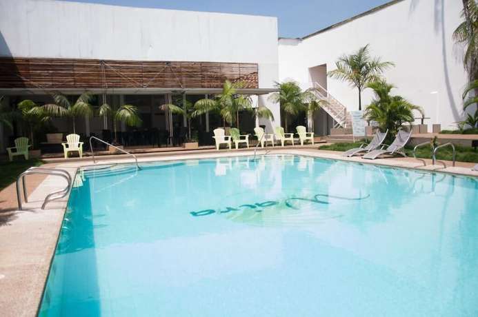 Imagen de la piscina del Hotel Waira Suites. Foto 18