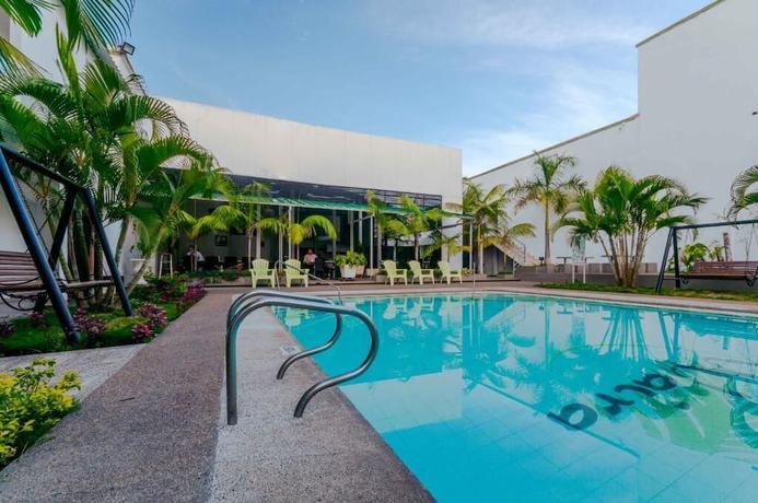 Imagen de la piscina del Hotel Waira Suites, Leticia. Foto 19