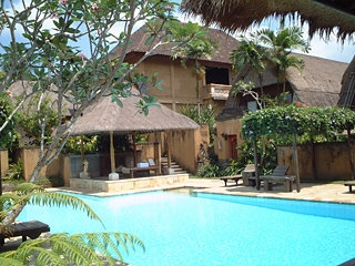 Imagen de la piscina del Hotel Waka Namya. Foto 9