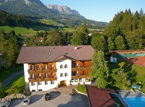 Imagen de los exteriores del Hotel Waldhof, Scheffau am Wilden Kaiser. Foto 4