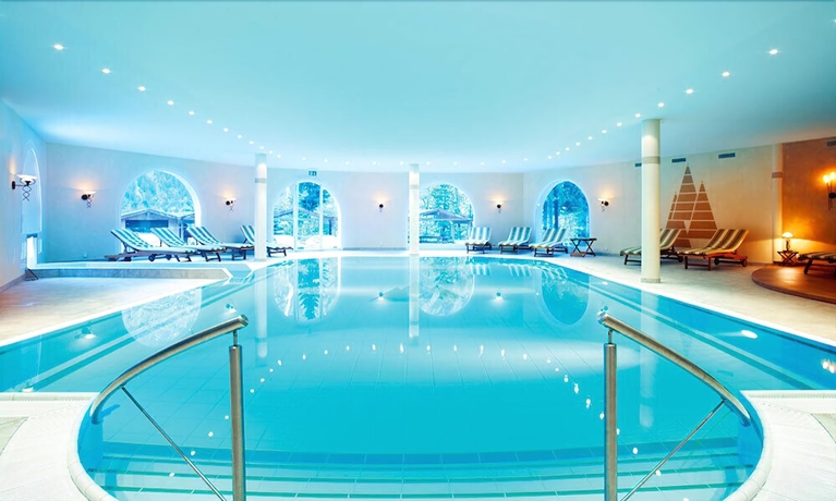 Imagen de la piscina del Hotel Waldhotel Doldenhorn. Foto 15