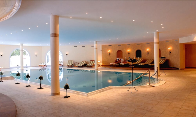 Imagen de la piscina del Hotel Waldhotel Doldenhorn. Foto 16