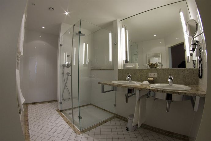 Imagen de los interiores del Hotel Waldhotel Tannenhäuschen. Foto 9