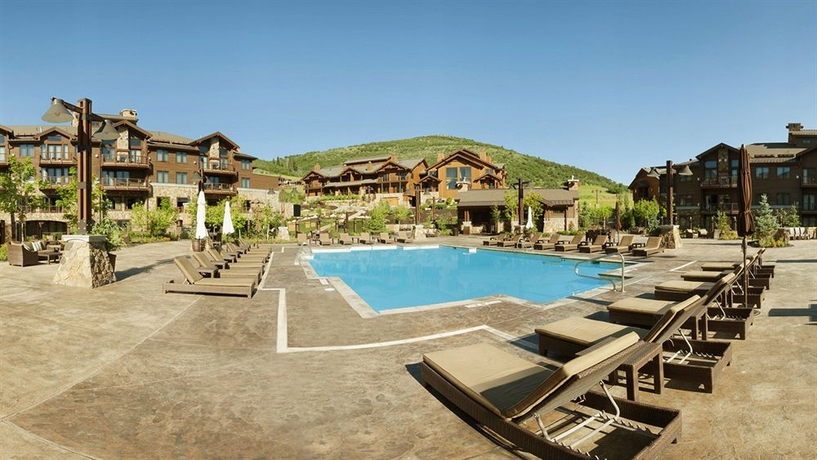 Imagen de la piscina del Hotel Waldorf Astoria Park City. Foto 15