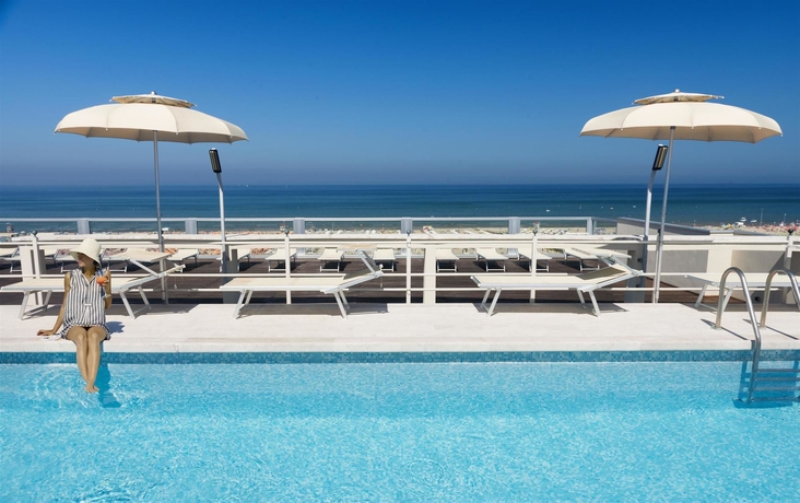 Imagen de la piscina del Hotel Waldorf Suite. Foto 15