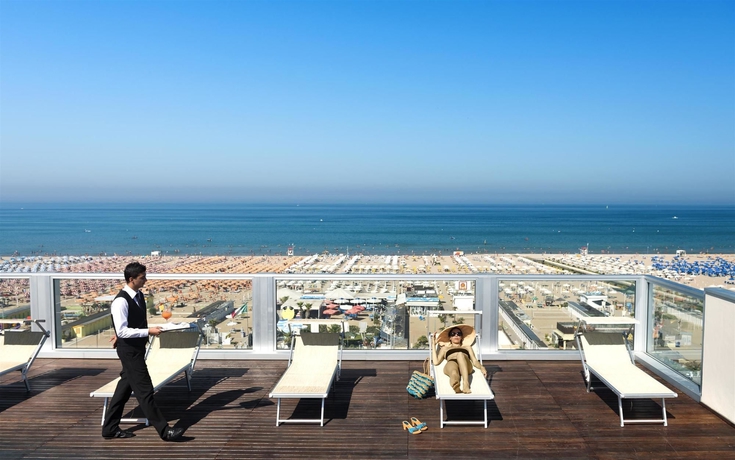 Imagen de la piscina del Hotel Waldorf Suite. Foto 16