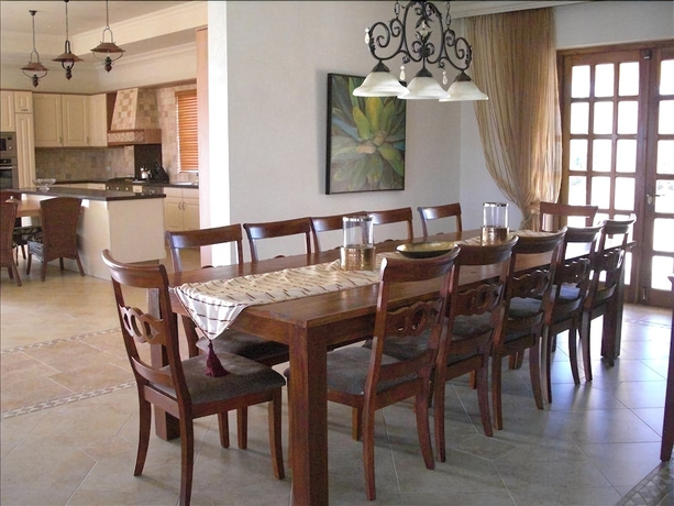 Imagen del bar/restaurante del Hotel Walking To The Beach Villa. Foto 3