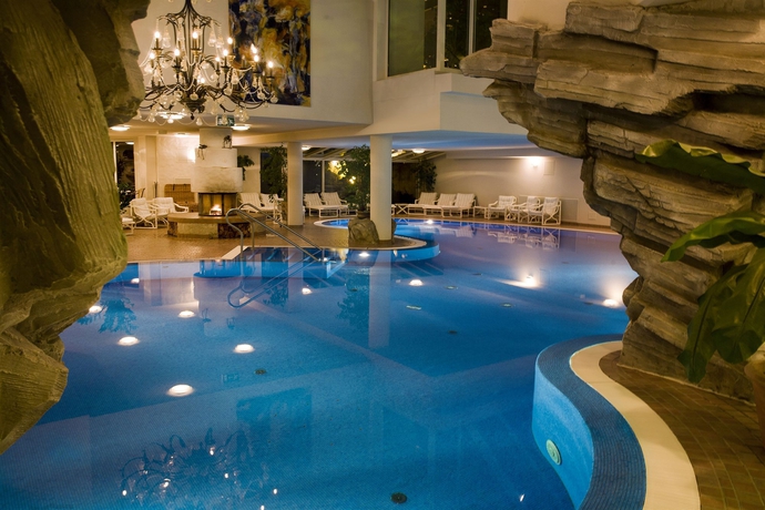 Imagen de la piscina del Hotel Walliserhof Grand and Spa. Foto 16