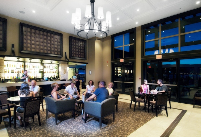 Imagen del bar/restaurante del Hotel Walnut Beach Resort. Foto 4