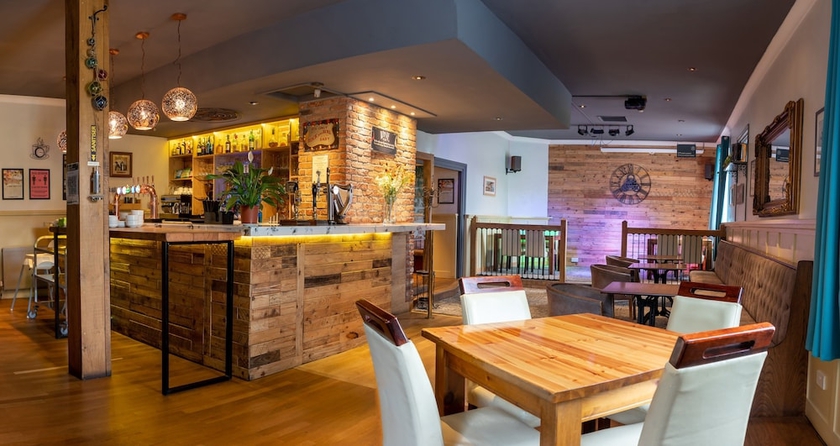 Imagen del bar/restaurante del Hotel Walnut Tree Inn. Foto 2