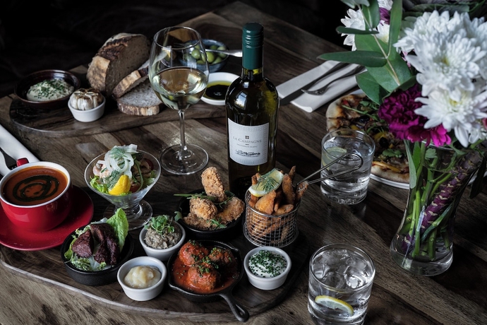 Imagen del bar/restaurante del Hotel Walnut Tree Inn. Foto 5