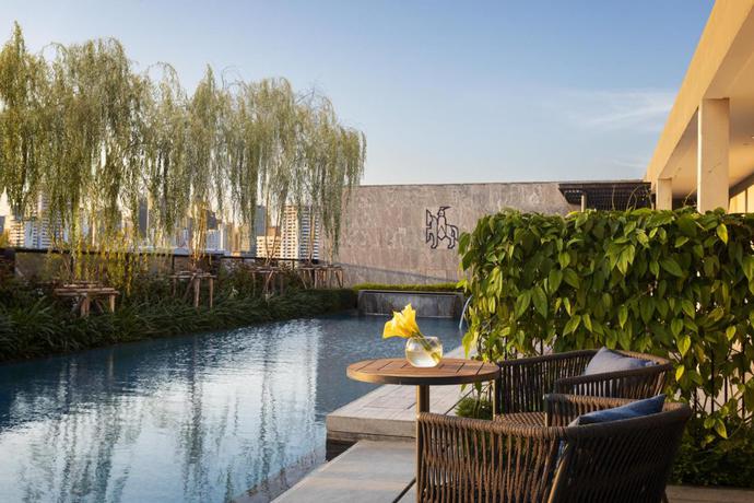 Imagen de la piscina del Hotel Walton Suites Sukhumvit. Foto 4