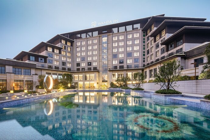 Imagen de la piscina del Hotel Wanda Jin Pingxiang. Foto 25