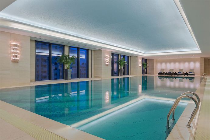 Imagen de la piscina del Hotel Wanda Realm Wuhan. Foto 16
