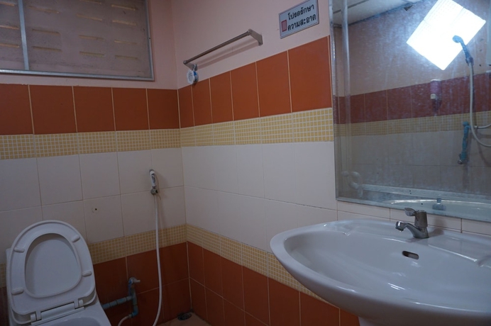 Imagen de la habitación del Hotel Wanghin Bungalow Donsak. Foto 17