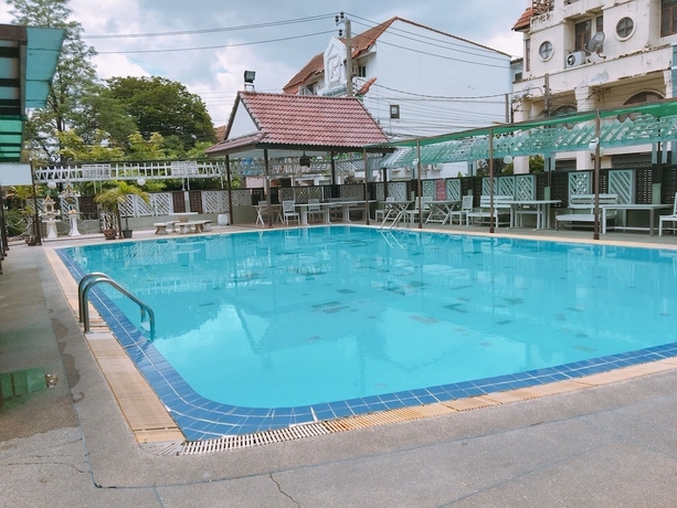 Imagen de la piscina del Hotel Waratee Spa Resort Villa. Foto 16
