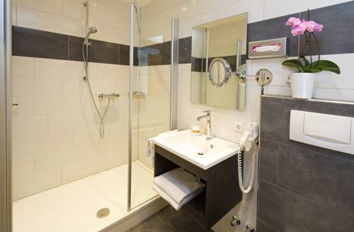 Imagen de la habitación del Hotel Warteck. Foto 7