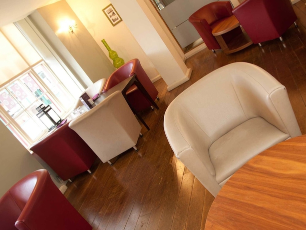 Imagen de los interiores del Hotel Warwick Arms. Foto 14