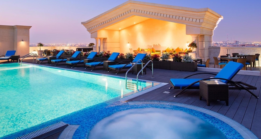 Imagen de la piscina del Hotel Warwick Doha. Foto 14