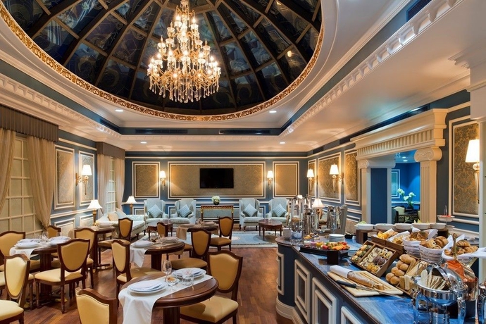 Imagen del bar/restaurante del Hotel Warwick Doha. Foto 2