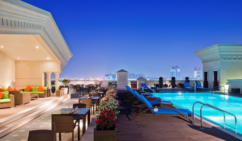 Imagen de la piscina del Hotel Warwick Doha. Foto 15