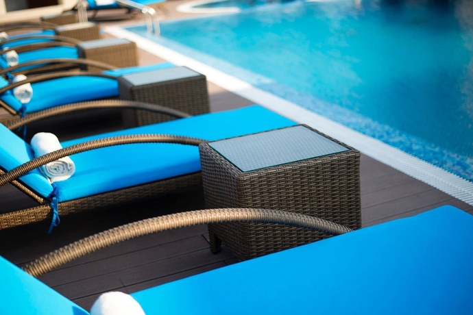 Imagen de la piscina del Hotel Warwick Doha. Foto 16