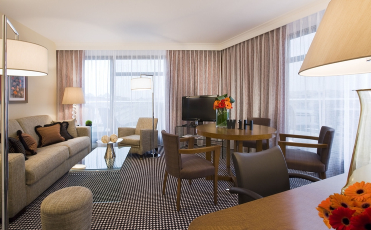 Imagen de la habitación del Hotel Warwick Geneva. Foto 9