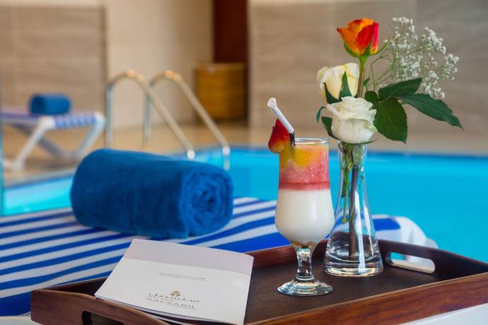 Imagen de la piscina del Hotel Warwick Jeddah. Foto 19