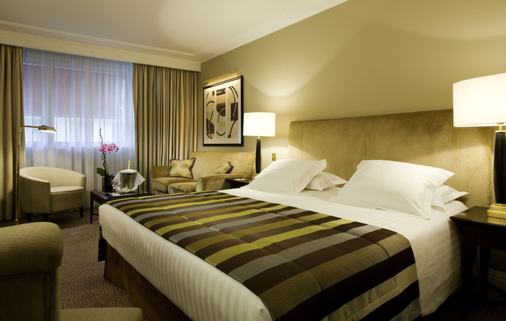 Imagen de la habitación del Hotel Warwick Paris. Foto 5