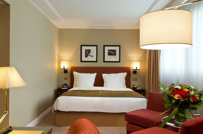 Imagen de la habitación del Hotel Warwick Paris. Foto 6
