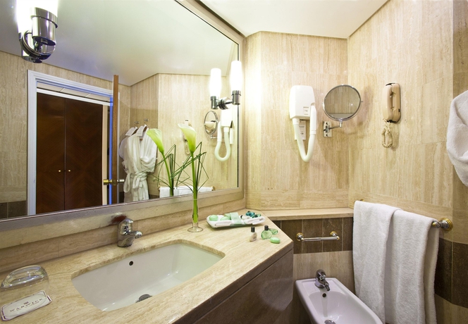 Imagen de la habitación del Hotel Warwick Paris. Foto 7