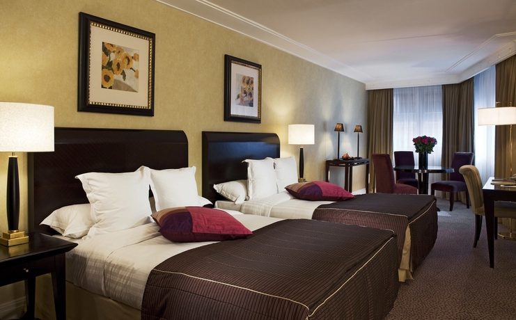 Imagen de la habitación del Hotel Warwick Paris. Foto 8