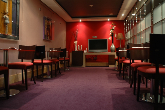 Imagen del bar/restaurante del Hotel Washington Parquesol Suites and. Foto 4