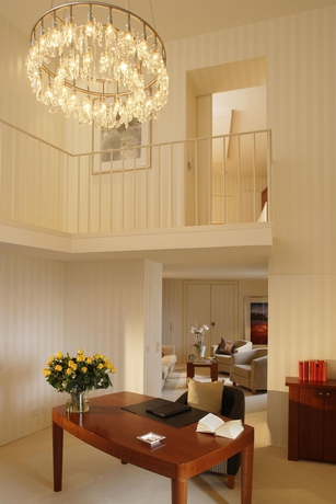 Imagen de los interiores del Hotel Wasserturm Cologne, Curio Collection By Hilton. Foto 15