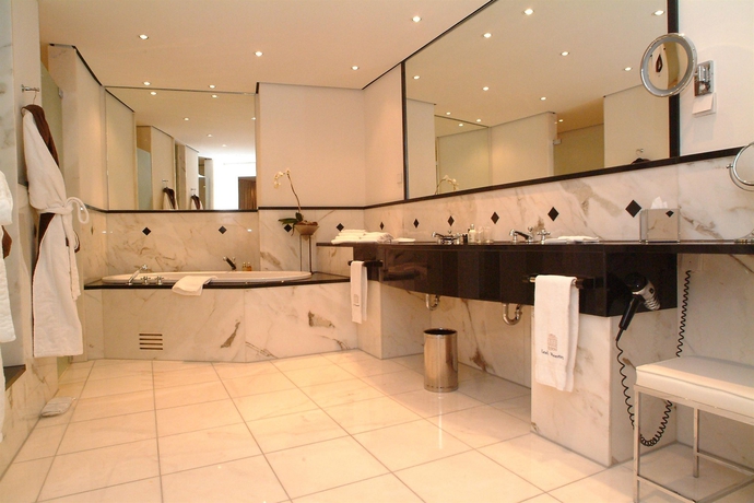 Imagen de la habitación del Hotel Wasserturm Cologne, Curio Collection By Hilton. Foto 8