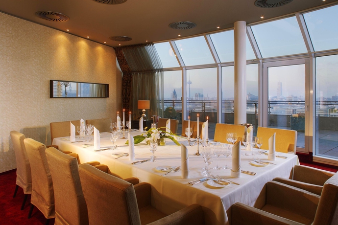 Imagen del bar/restaurante del Hotel Wasserturm Cologne, Curio Collection By Hilton. Foto 3