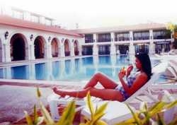 Imagen de la piscina del Hotel Waterfront Airport. Foto 6