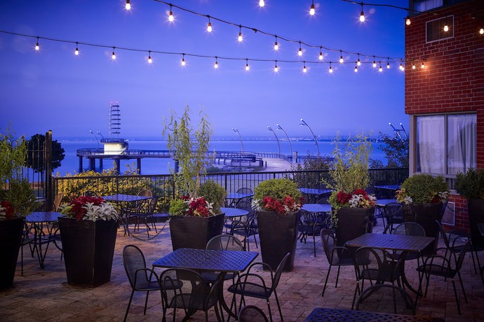 Imagen del bar/restaurante del Hotel Waterfront Downtown Burlington. Foto 3
