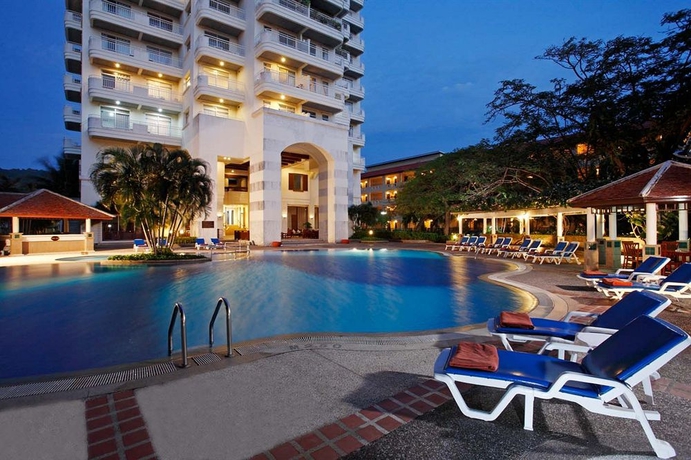 Imagen de la piscina del Hotel Waterfront Suites Phuket By Centara. Foto 12