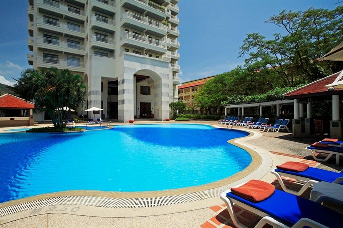 Imagen de la piscina del Hotel Waterfront Suites Phuket By Centara. Foto 14