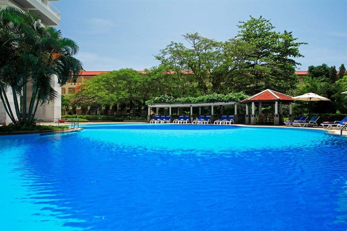 Imagen de la piscina del Hotel Waterfront Suites Phuket By Centara. Foto 15