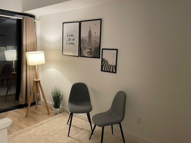 Imagen de la habitación del Hotel Waterfront York Suites. Foto 17