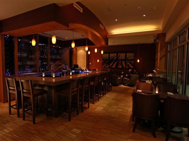 Imagen del bar/restaurante del Hotel Watermark Beach Resort. Foto 2