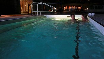 Imagen de la piscina del Hotel Watermark Beach Resort. Foto 16