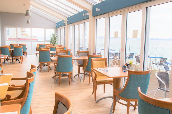 Imagen del bar/restaurante del Hotel WatersEdge, Cobh. Foto 5