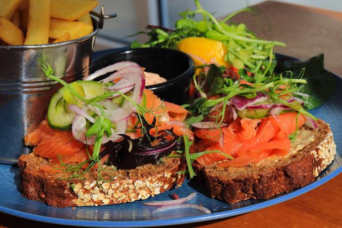 Imagen del bar/restaurante del Hotel WatersEdge. Foto 9